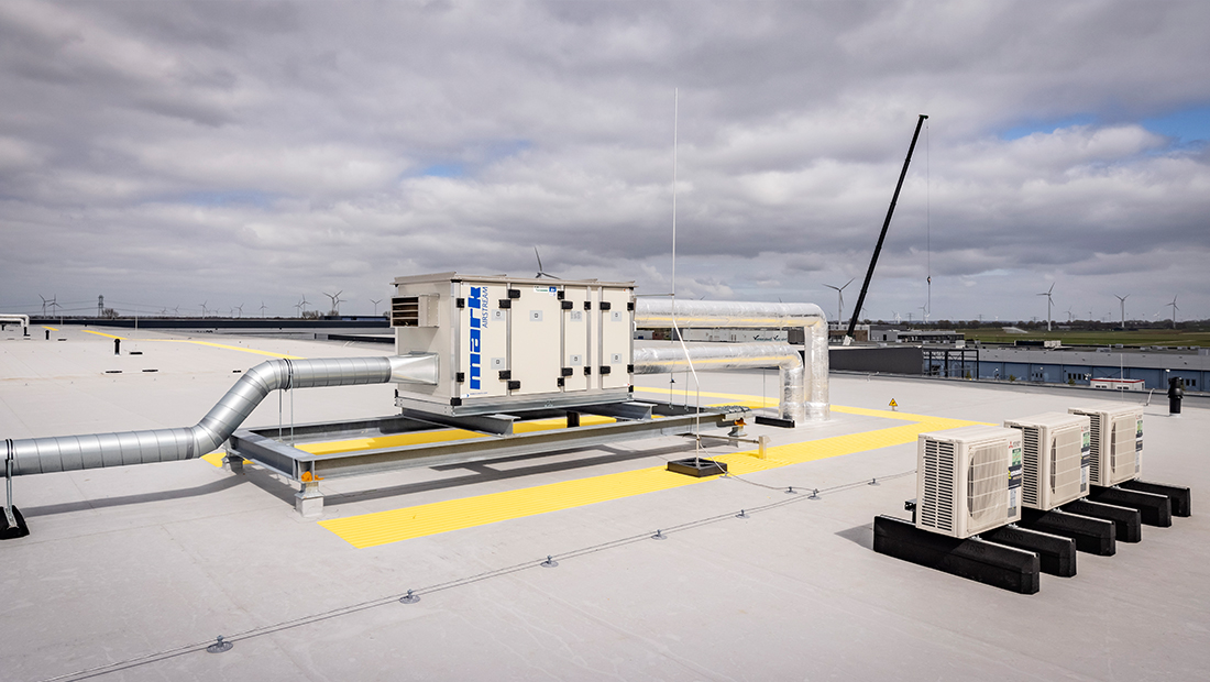 Twee op het dak geplaatste Mark AIRSTREAM HWX wtw-units verzorgen de warmteterugwinning en ventilatie van de kantoorruimtes.