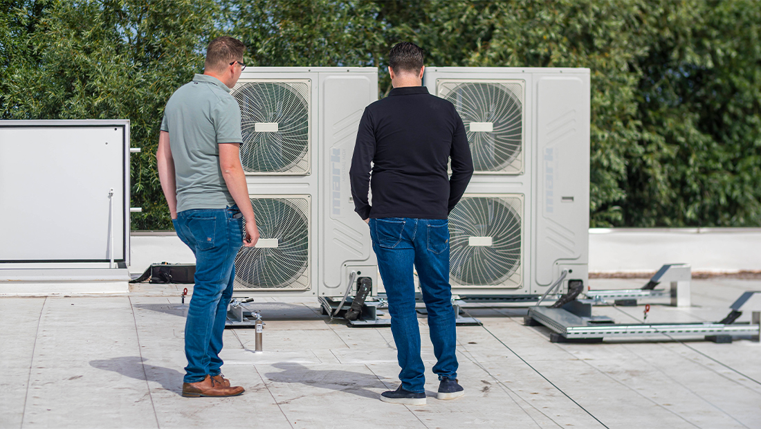 Mark warmtepompen op dakinstallatie